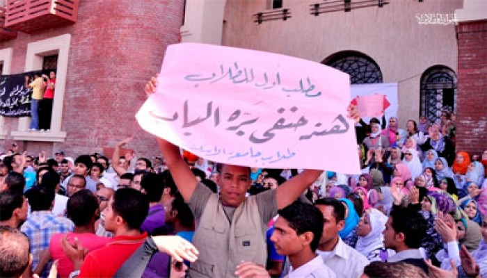 مظاهرة حاشدة بالإسكندرية.. والأساتذة: لا تراجع عن الإقالة