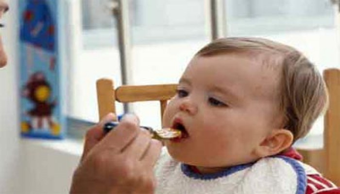 وسائل سهلة لجذب طفلك إلى طعام المنزل