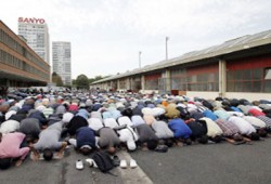 فرنسا تحظر صلاة المسلمين بالشوارع