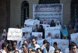 طلاب 5 جامعات يتظاهرون لإقالة القيادات