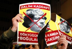 "الإنتربول" تطلب اعتقال القذافي وابنه