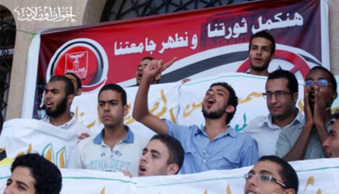 وقفة لطلاب الإسكندرية تطالب بإقالة القيادات الجامعية