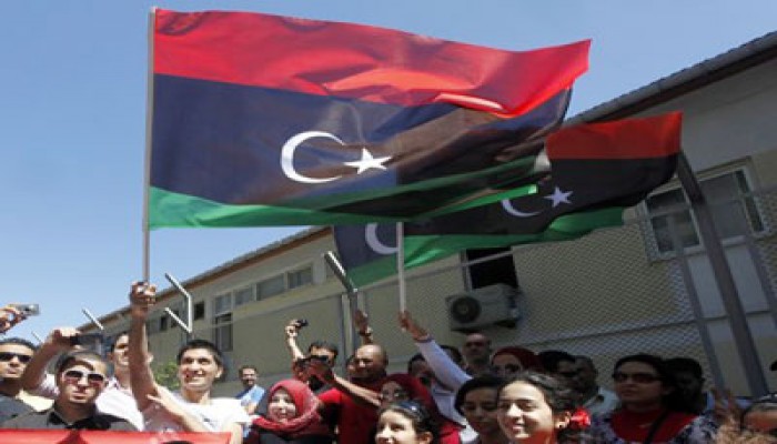 روسيا تعترف بـ"انتقالي" ليبيا.. والثوار يطاردون القذافي