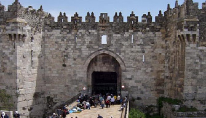 قوات الاحتلال تقتحم الأقصى وتغلق باب العامود