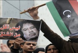 أنباء عن رحيل القذافي وأكبر مساعديه ينضم للثوار