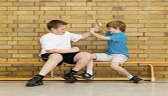 ابني عنيف مع الأطفال.. ماذا أفعل؟