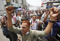 مقتل 10 عسكريين يمنيين واستمرار المطالبة برحيل صالح