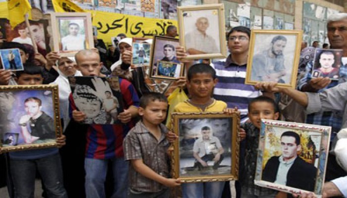 الصهاينة يبتزون أسرى حماس بعد إعلانهم الإضراب