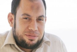 حمادة هلال يسجد لله في حفل الإخوان!!