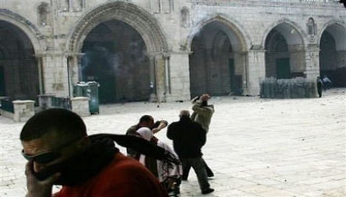 الفلسطينيون يتصدون لمحاولات متطرفين اقتحام الأقصى