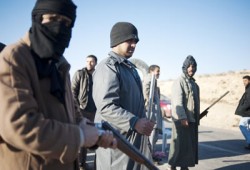 ثوار ليبيا يتقدمون وتونس توقف توغلاً للكتائب