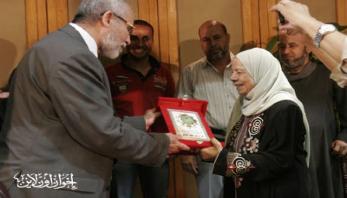 المرشد العام وعمال الإخوان يكرمون رموز اليسار المصري