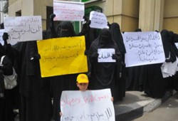 منتقبات يتظاهرْن ضد منعهنَّ من الامتحانات
