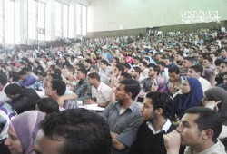 الآلاف يتوافدون على مناظرة "صالح- حمزاوي"