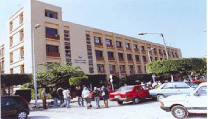 تمزيق لافتة طلاب الإخوان بتجارة عين شمس