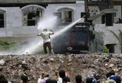 جرائم ديكتاتور اليمن تتصاعد.. والثوار يواصلون التحدي