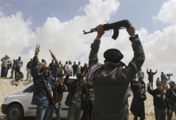 كتائب القذافي تقصف "مصراتة".. والتحالف يضرب "طرابلس"