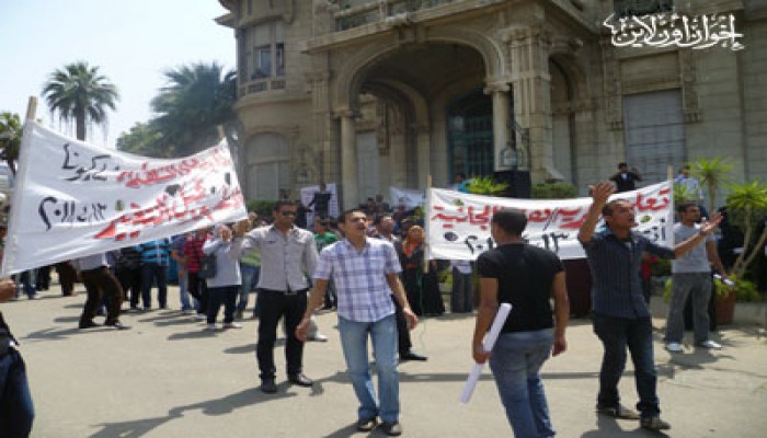 طلاب وأساتذة "عين شمس" يتظاهرون لإقالة "الديب"