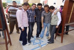 "لا تصالح" معرض ضد "الصهيونية" بطب المنصورة