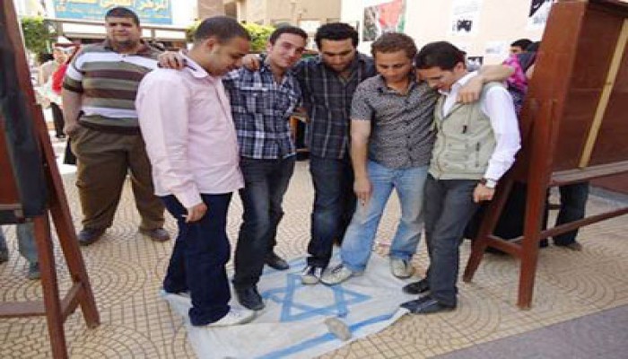 "لا تصالح" معرض ضد "الصهيونية" بطب المنصورة