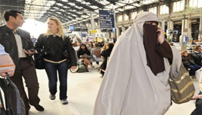 عصيان مدني لمنتقبات فرنسا ضد حظر النقاب