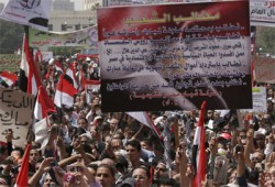 أساتذة الجامعات يطالبون الجيش بتحقيق مطالب الثورة