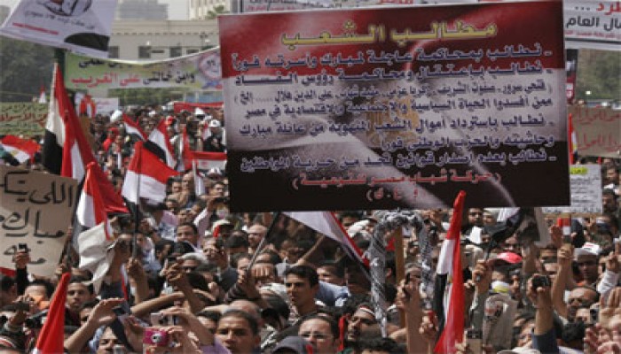 أساتذة الجامعات يطالبون الجيش بتحقيق مطالب الثورة
