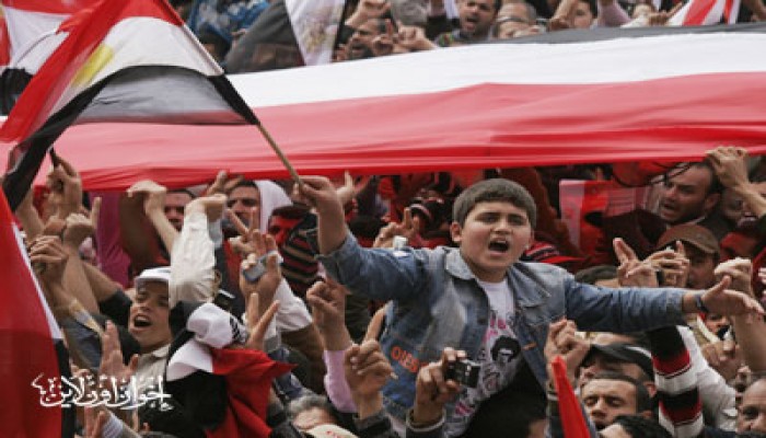 شاب وفتاة يحتفلان بخطوبتهما في "جمعة التطهير"