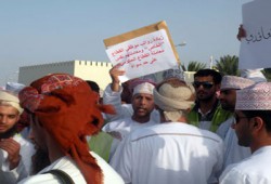اعتصام العشرات بمسقط واستشهاد ناشط ثان
