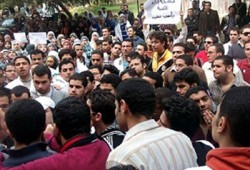 طلاب "طب المنصورة" ينتزعون حقهم من العميد