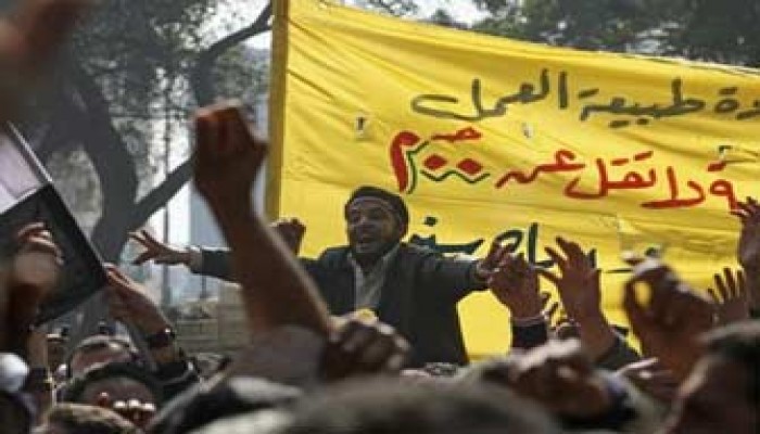 احتجاجات تحتل رصيف مجلسي الشعب والوزراء