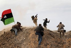 انفجارات بطرابلس.. والثوار يستولون على آليات للقذافي