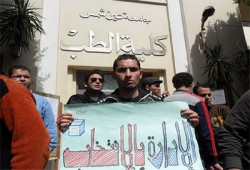 وقفة طلابية لإقالة عميد طب عين شمس