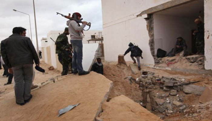 القذافي يفشل في اقتحام الزاوية ولانوف.. ومصراتة تتأهب