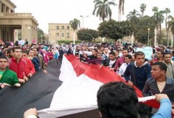ألف طالب يبيتون بجامعة القاهرة للمطالبة برحيل رئيسها
