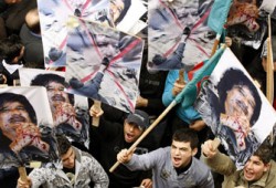 القذافي يشبِّه نفسه بالصهاينة والثوار بحماس