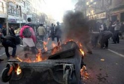 لوفيجارو: إيران ليست بمنأى عن الثورات في المنطقة