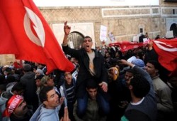 "قافلة التحرير" تصل وسط تونس وتطالب باستقالة الحكومة