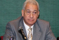 قانونيون وأكاديميون يطالبون بعزل هاني هلال