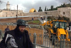 القدس في خطر.. الاحتلال يهدم جزءًا من حائط البراق!
