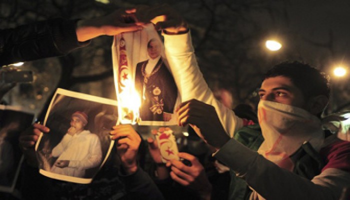 أنباء عن بدء هروب أفراد عائلة الرئيس التونسي