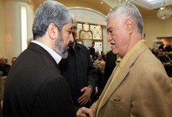 مشعل يقدم واجب العزاء في وفاة شقيق عباس