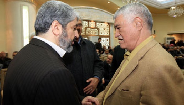 مشعل يقدم واجب العزاء في وفاة شقيق عباس