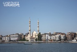 جماهير نادي دمياط يتظاهرون لمستحقات اللاعبين