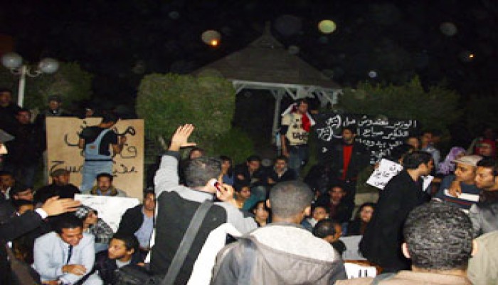الطلاب يجبرون الأمن على فتح مسرح المعهد العالي