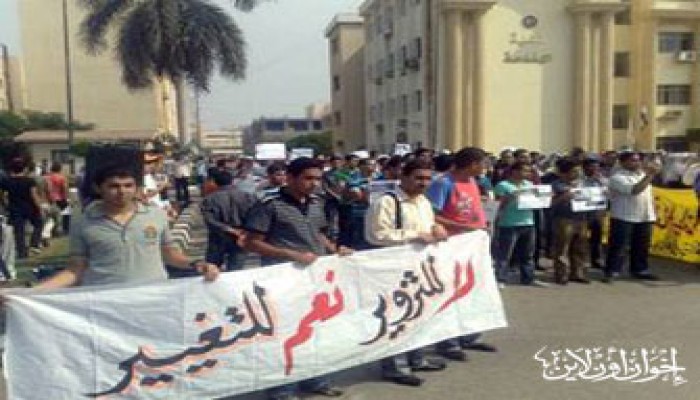 طلاب أسيوط يطالبون بحل برلمان التزوير