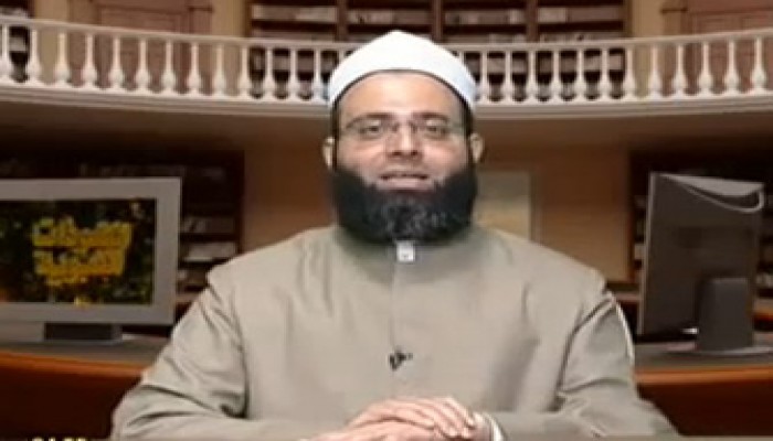 اعتصام أستاذ بجامعة الأزهر بطنطا ضد إساءة موظف