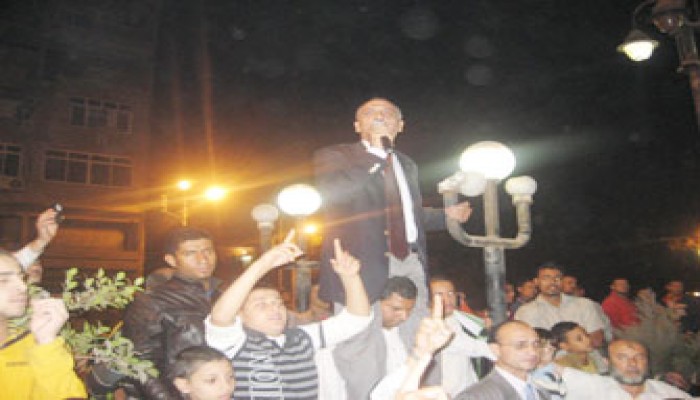 أهالي "سمنود" يلتفون حول عبد الحليم هلال