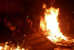 بالصور.. أعضاء الوطني يقتحمون مقر الحزب بالقوصية ويحرقون محتوياته