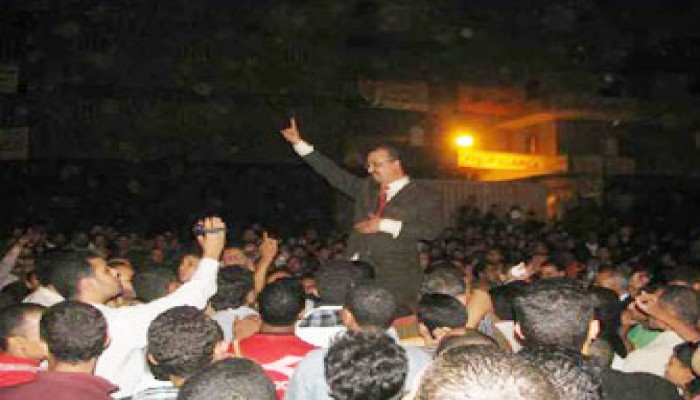 أهالي شبرا يطالبون البلتاجي بمواصلة الكفاح